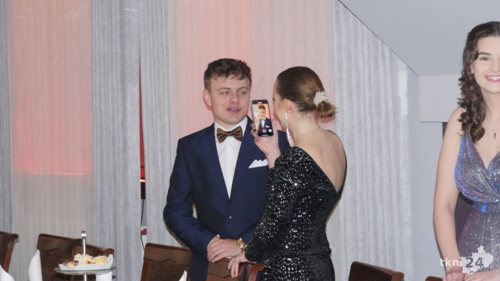 WIDEO: Piękna, kameralna Studniówka ZSP Stąporków [wideo, zdjęcia]