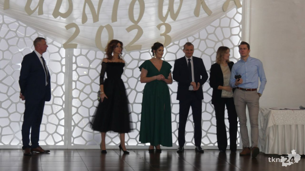 WIDEO: Piękna, kameralna Studniówka ZSP Stąporków [wideo, zdjęcia]
