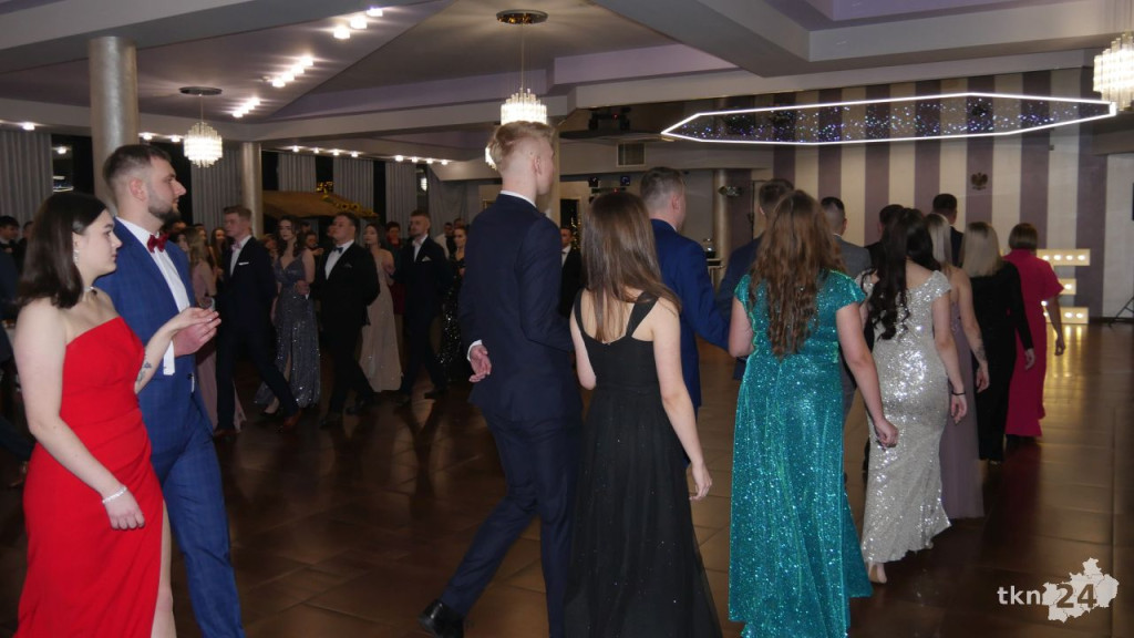 WIDEO: Piękna, kameralna Studniówka ZSP Stąporków [wideo, zdjęcia]