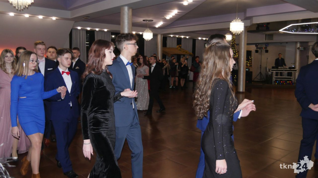 WIDEO: Piękna, kameralna Studniówka ZSP Stąporków [wideo, zdjęcia]