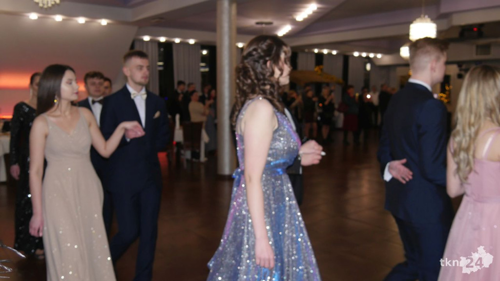 WIDEO: Piękna, kameralna Studniówka ZSP Stąporków [wideo, zdjęcia]