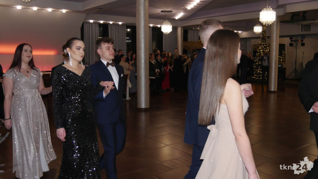 WIDEO: Piękna, kameralna Studniówka ZSP Stąporków [wideo, zdjęcia]