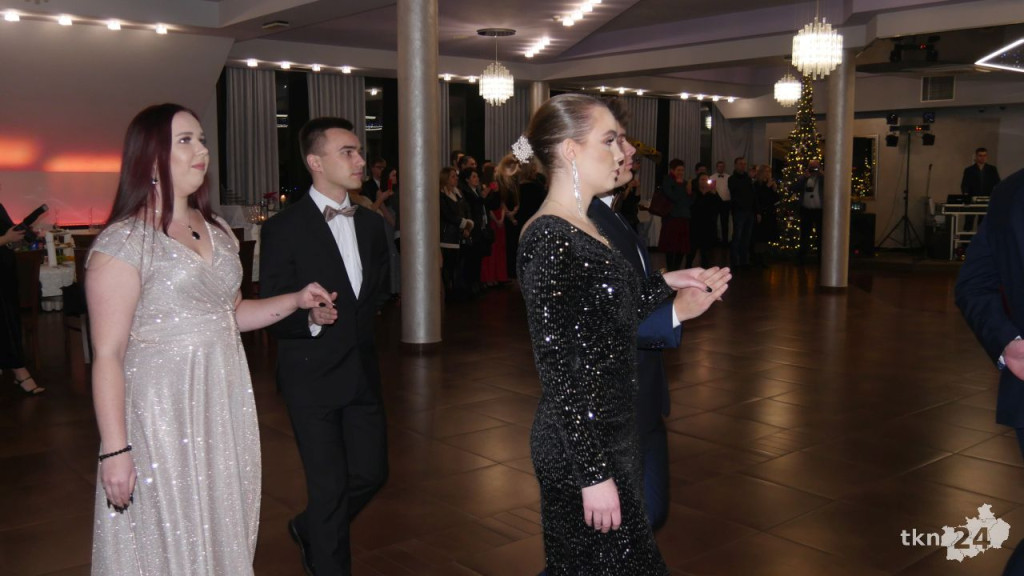 WIDEO: Piękna, kameralna Studniówka ZSP Stąporków [wideo, zdjęcia]