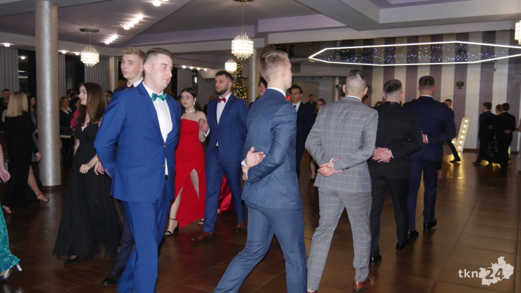 WIDEO: Piękna, kameralna Studniówka ZSP Stąporków [wideo, zdjęcia]