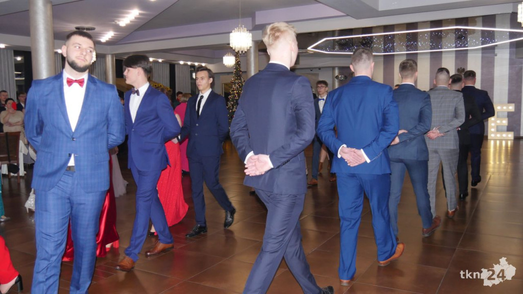 WIDEO: Piękna, kameralna Studniówka ZSP Stąporków [wideo, zdjęcia]
