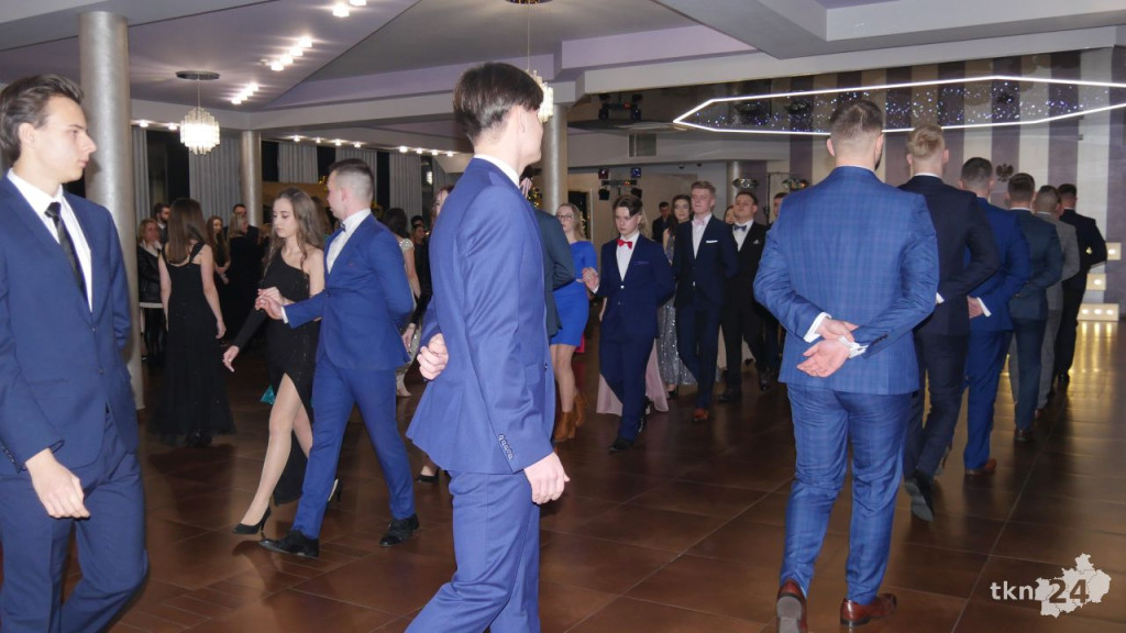 WIDEO: Piękna, kameralna Studniówka ZSP Stąporków [wideo, zdjęcia]