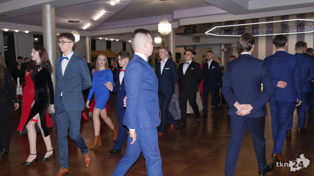 WIDEO: Piękna, kameralna Studniówka ZSP Stąporków [wideo, zdjęcia]