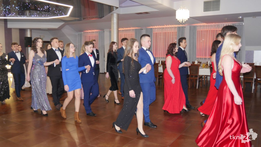 WIDEO: Piękna, kameralna Studniówka ZSP Stąporków [wideo, zdjęcia]