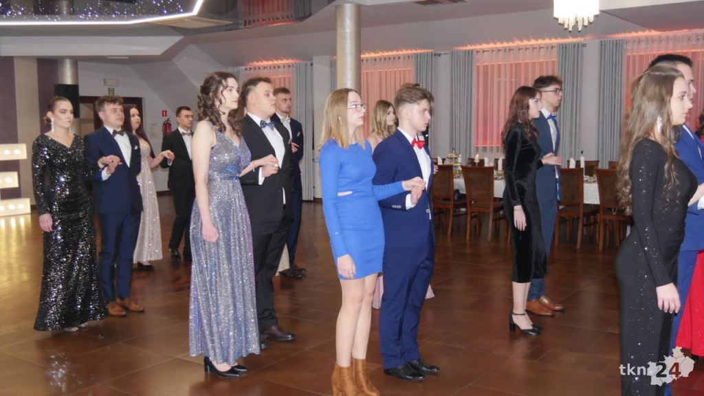 WIDEO: Piękna, kameralna Studniówka ZSP Stąporków [wideo, zdjęcia]