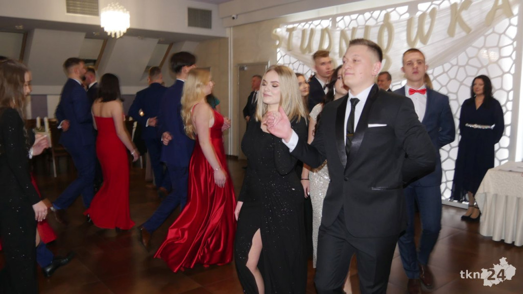 WIDEO: Piękna, kameralna Studniówka ZSP Stąporków [wideo, zdjęcia]