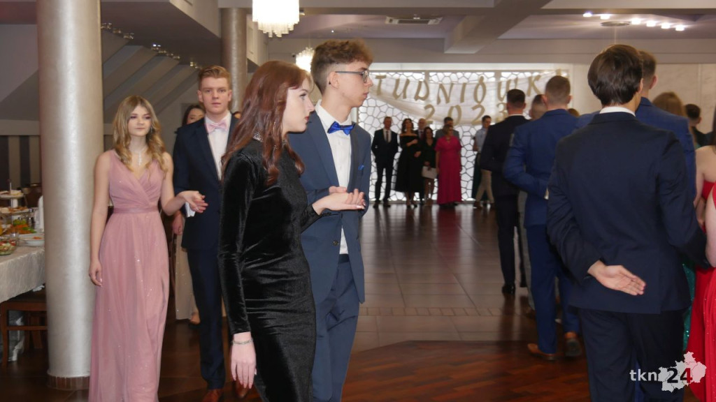 WIDEO: Piękna, kameralna Studniówka ZSP Stąporków [wideo, zdjęcia]