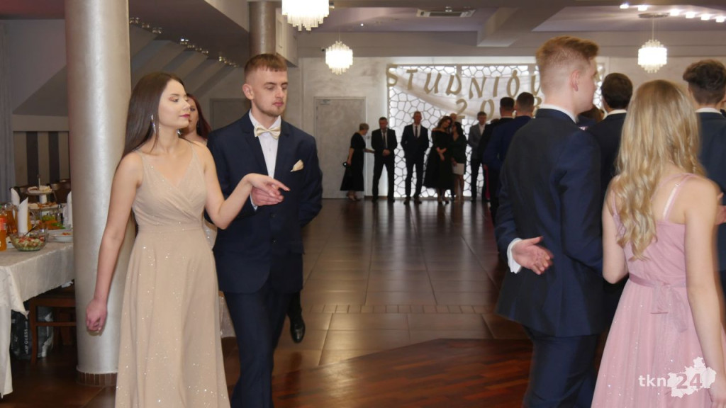 WIDEO: Piękna, kameralna Studniówka ZSP Stąporków [wideo, zdjęcia]