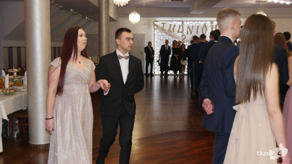 WIDEO: Piękna, kameralna Studniówka ZSP Stąporków [wideo, zdjęcia]