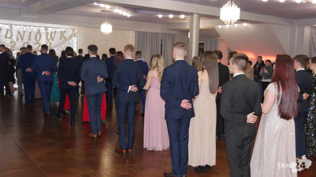 WIDEO: Piękna, kameralna Studniówka ZSP Stąporków [wideo, zdjęcia]