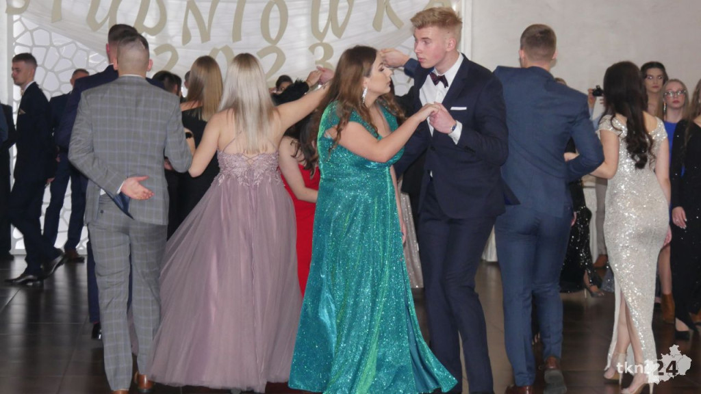 WIDEO: Piękna, kameralna Studniówka ZSP Stąporków [wideo, zdjęcia]