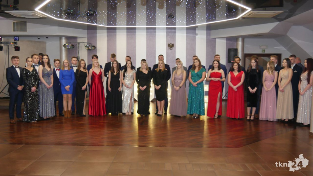 WIDEO: Piękna, kameralna Studniówka ZSP Stąporków [wideo, zdjęcia]