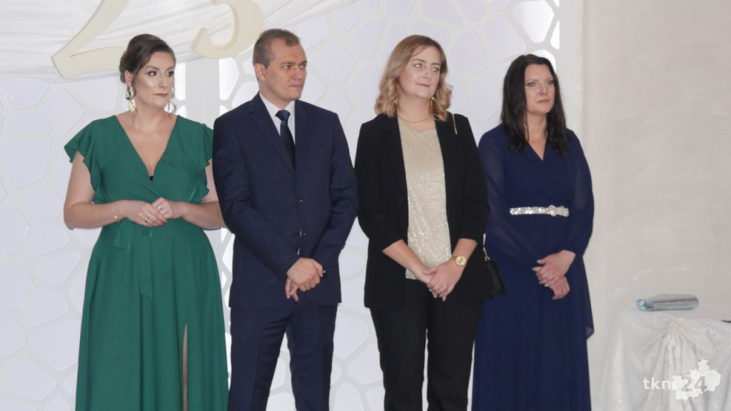 WIDEO: Piękna, kameralna Studniówka ZSP Stąporków [wideo, zdjęcia]