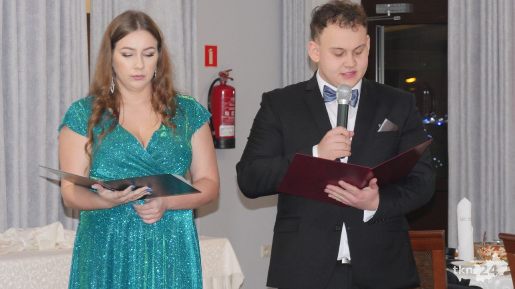 WIDEO: Piękna, kameralna Studniówka ZSP Stąporków [wideo, zdjęcia]