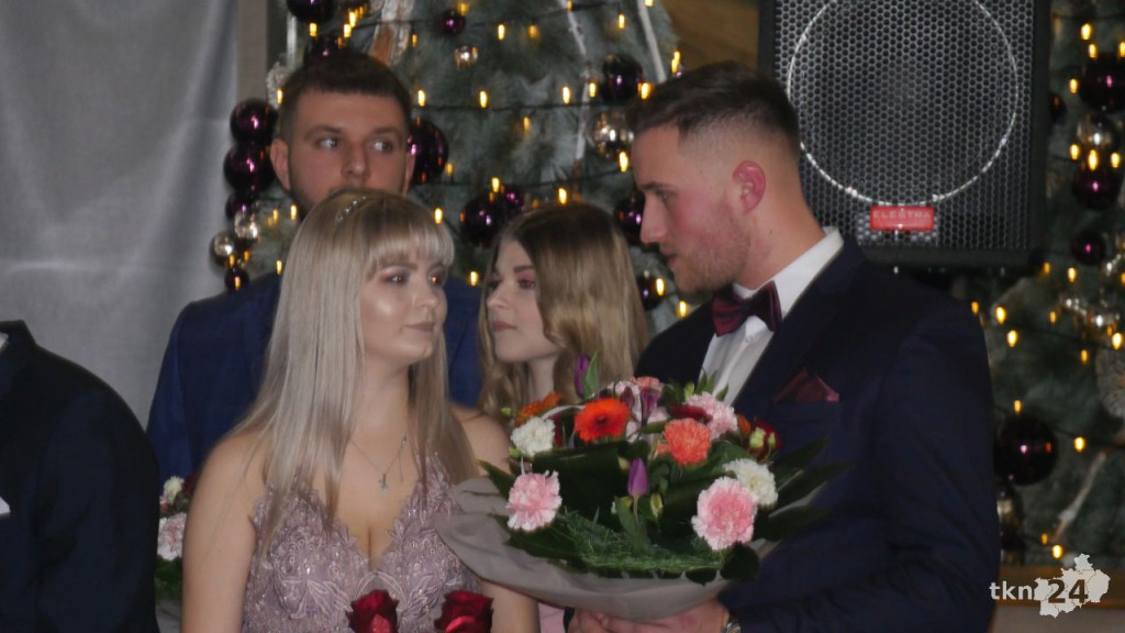 WIDEO: Piękna, kameralna Studniówka ZSP Stąporków [wideo, zdjęcia]