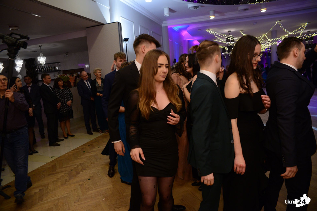 WIDEO: Studniówka koneckiego II LO. To największy bal w regionie!