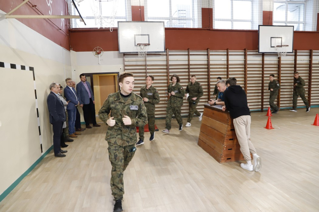 Wielki test sprawnościowy dla uczniów z klas o profilu wojskowym [zdjęcia]