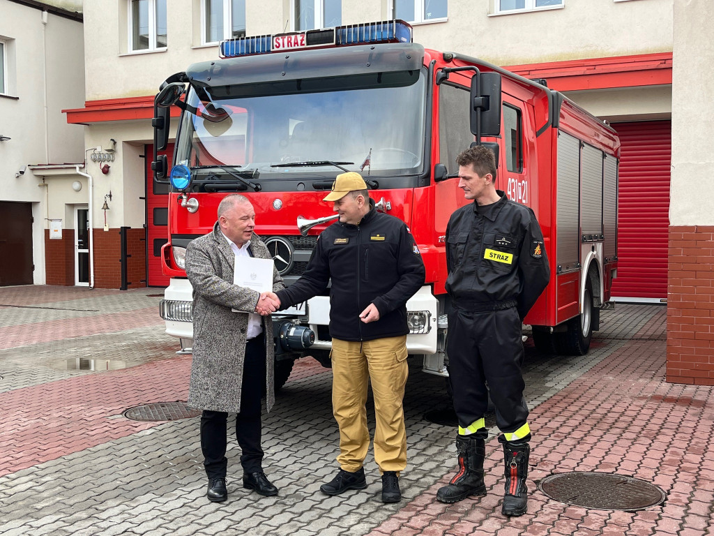 PSP Końskie przekazało bojowego mercedesa do Węgrzyna [zdjęcia]