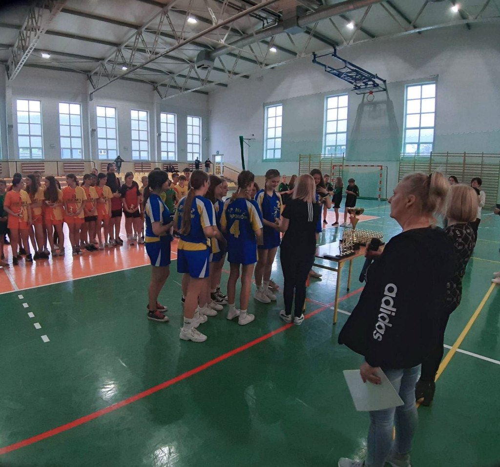 Piłkarskie i koszykarskie zmagania o Puchar Burmistrza Stąporkowa