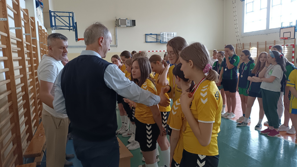 PSP nr 2 ze Stąporkowa wygrywa turniej piłki ręcznej na Dzień Kobiet [zdjęcia]