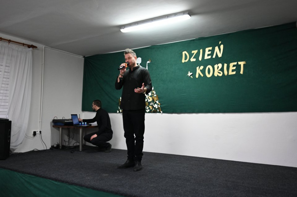 Bartek Wrona na Dzień Kobiet w gminie Słupia Konecka [zdjęcia]