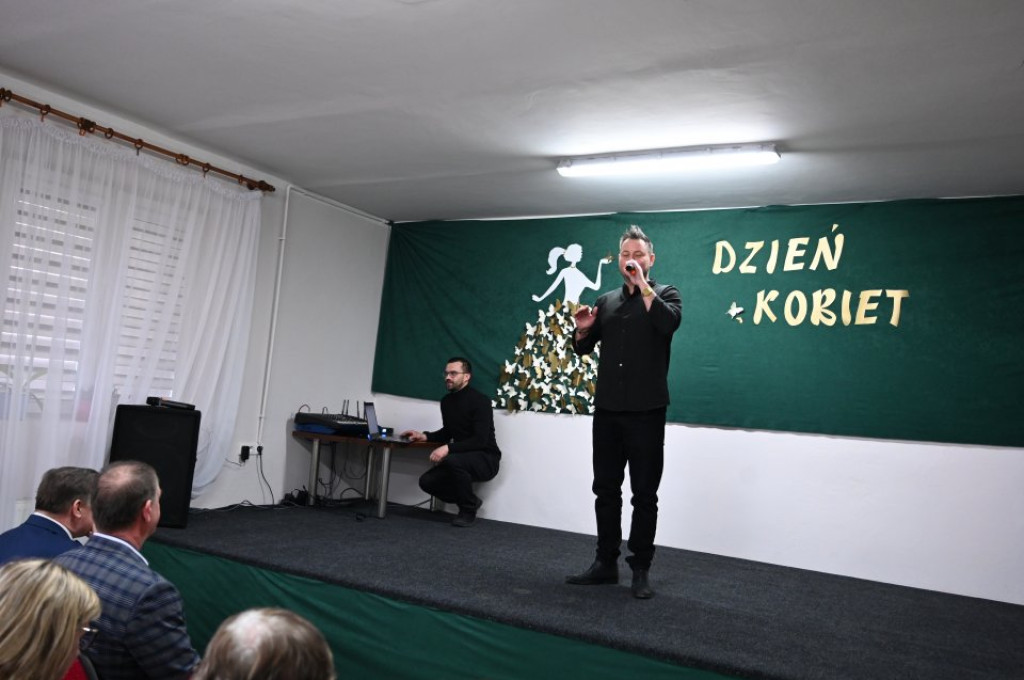 Bartek Wrona na Dzień Kobiet w gminie Słupia Konecka [zdjęcia]