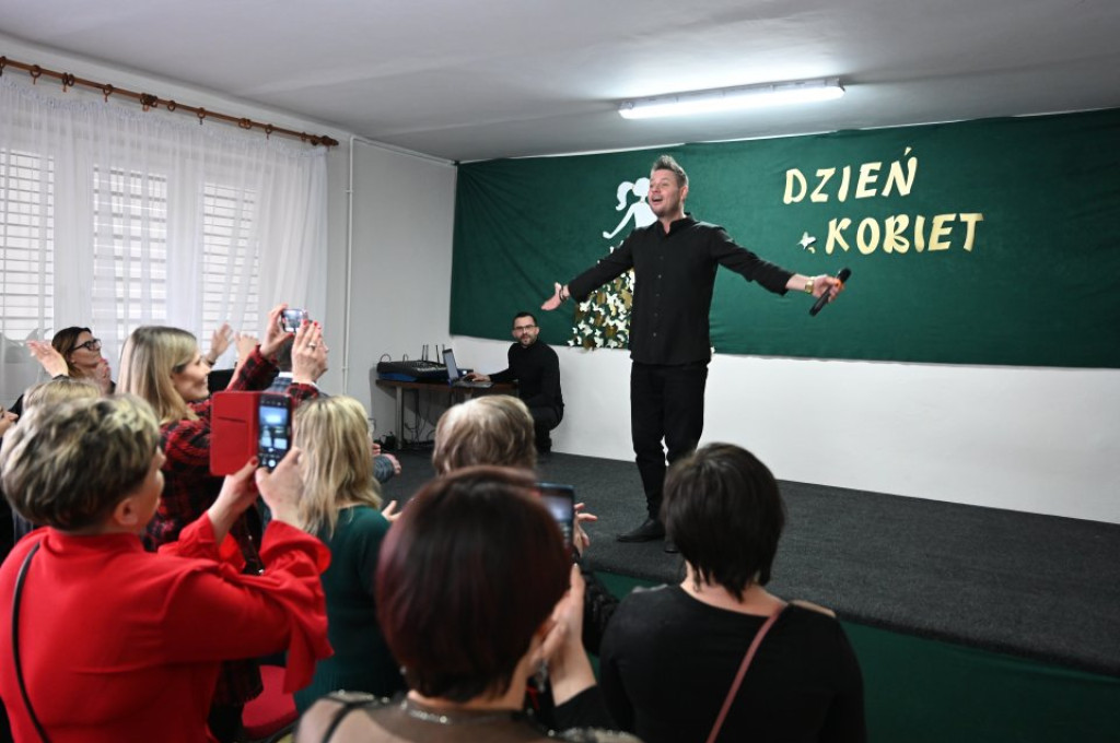 Bartek Wrona na Dzień Kobiet w gminie Słupia Konecka [zdjęcia]