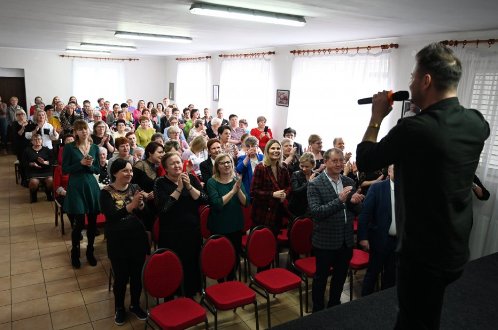 Bartek Wrona na Dzień Kobiet w gminie Słupia Konecka [zdjęcia]