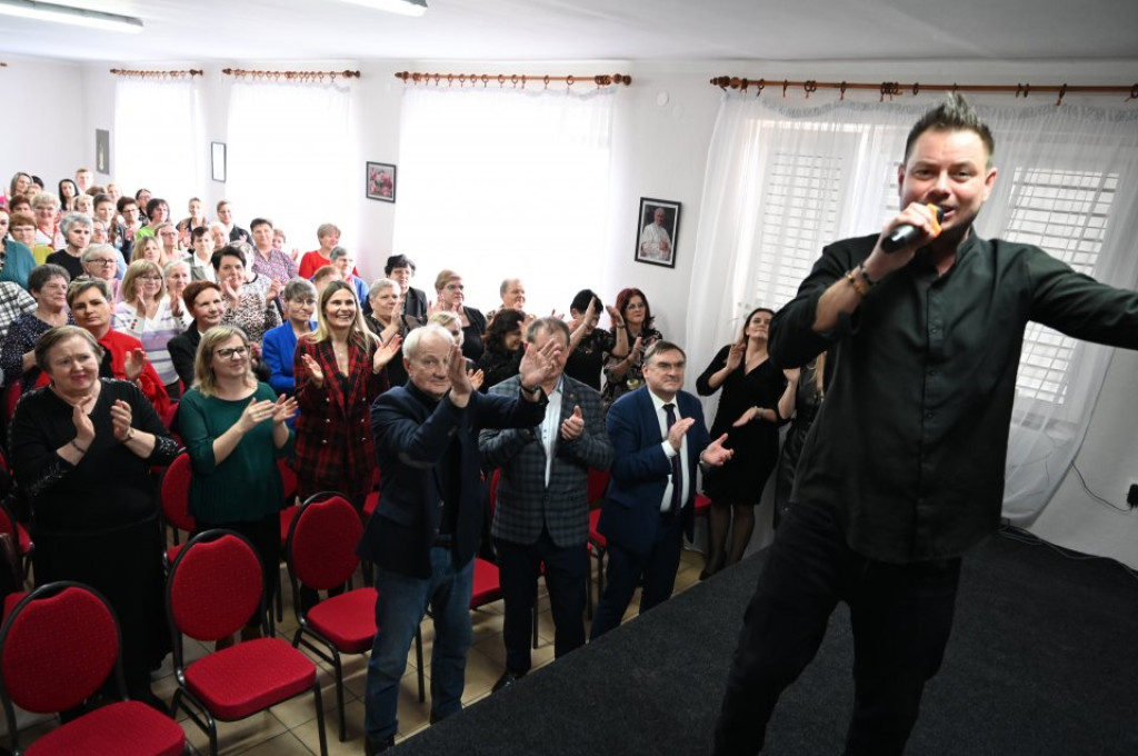 Bartek Wrona na Dzień Kobiet w gminie Słupia Konecka [zdjęcia]