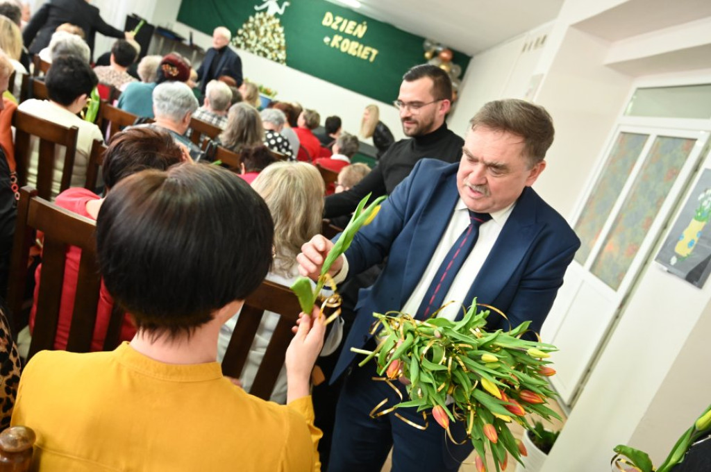 Bartek Wrona na Dzień Kobiet w gminie Słupia Konecka [zdjęcia]