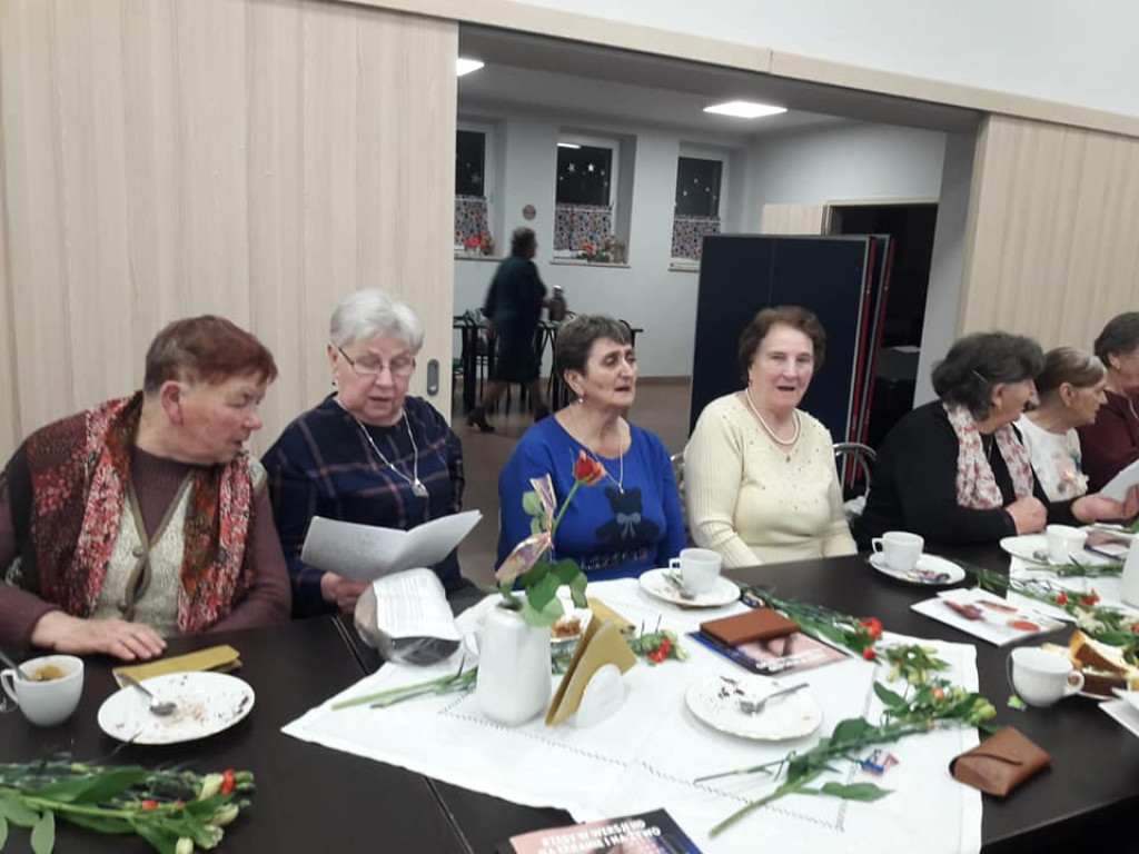 Wspólne śpiewanie na Dzień Kobiet w Kornicy [zdjęcia]