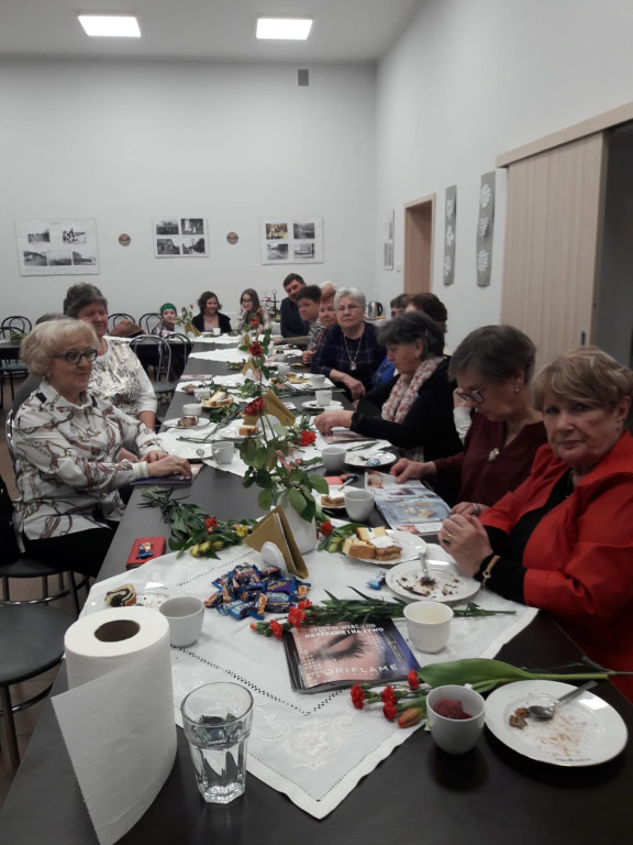 Wspólne śpiewanie na Dzień Kobiet w Kornicy [zdjęcia]