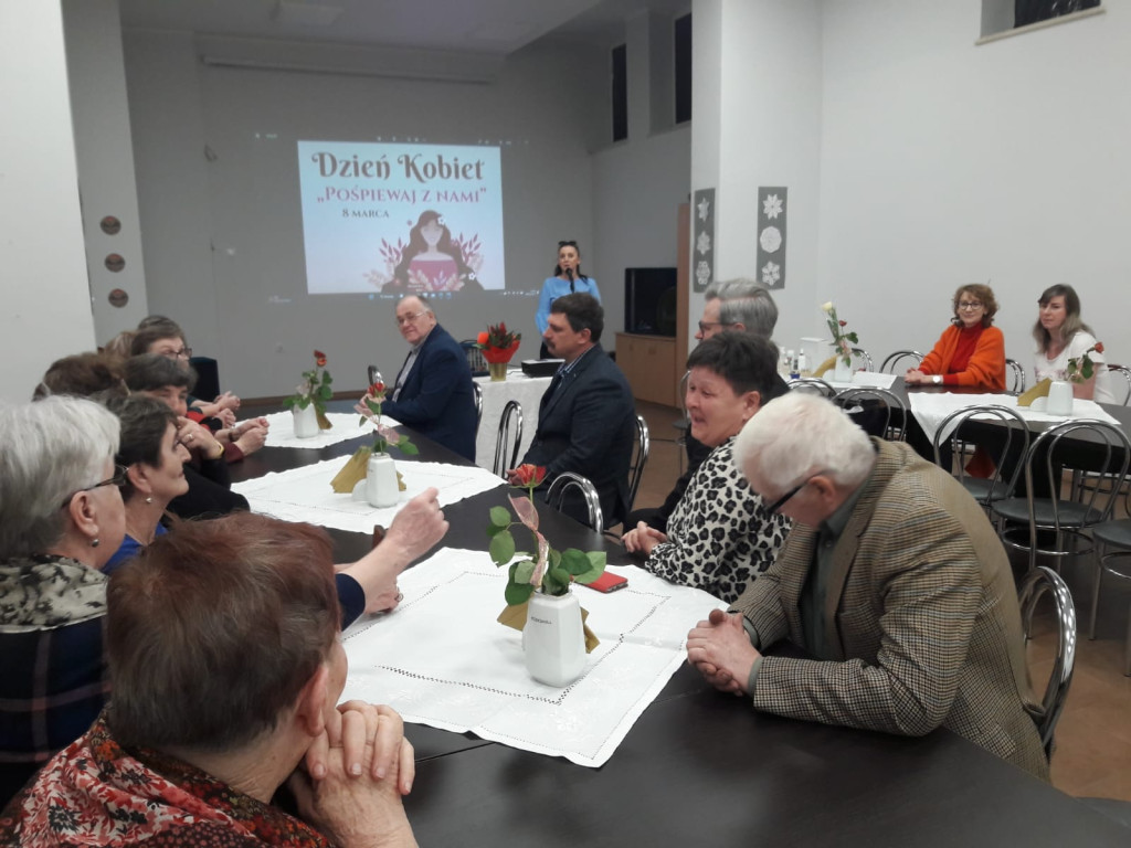 Wspólne śpiewanie na Dzień Kobiet w Kornicy [zdjęcia]