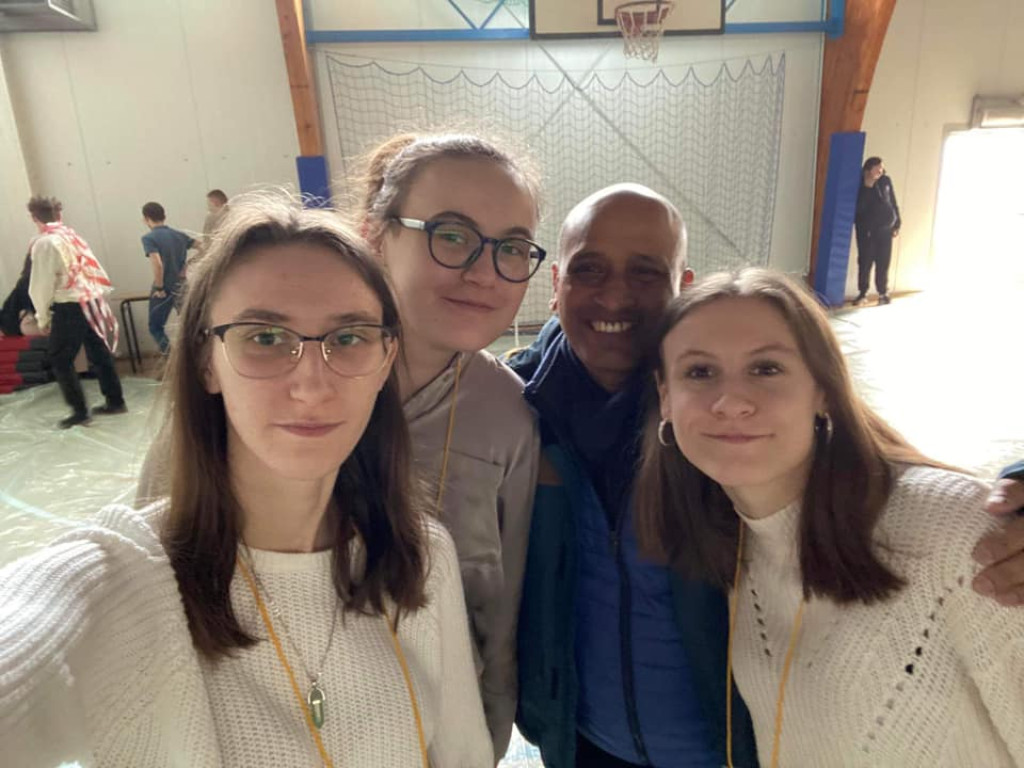 Rekolekcje w hali sportowej. Konecka młodzież przygotowywała się do świąt [zdjęcia]