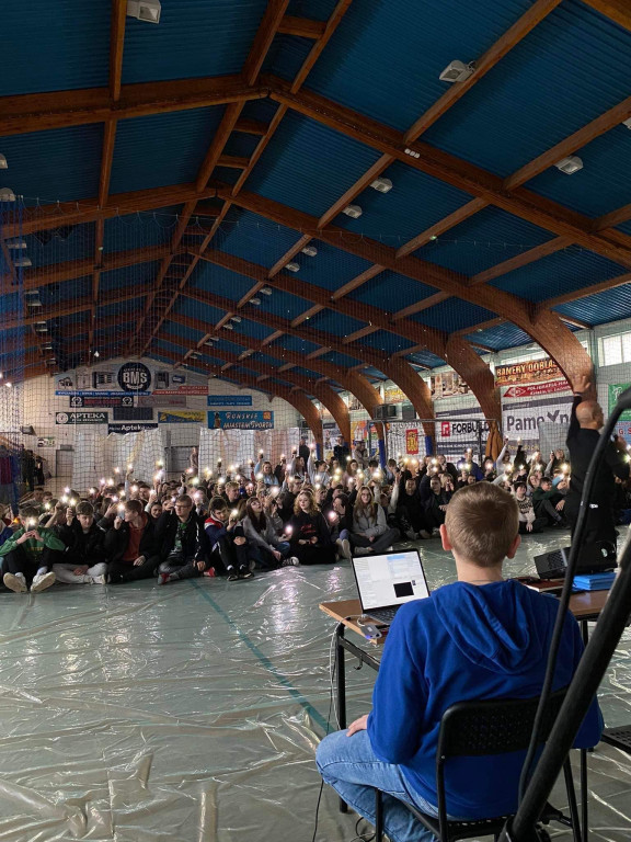 Rekolekcje w hali sportowej. Konecka młodzież przygotowywała się do świąt [zdjęcia]