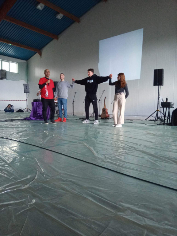 Rekolekcje w hali sportowej. Konecka młodzież przygotowywała się do świąt [zdjęcia]