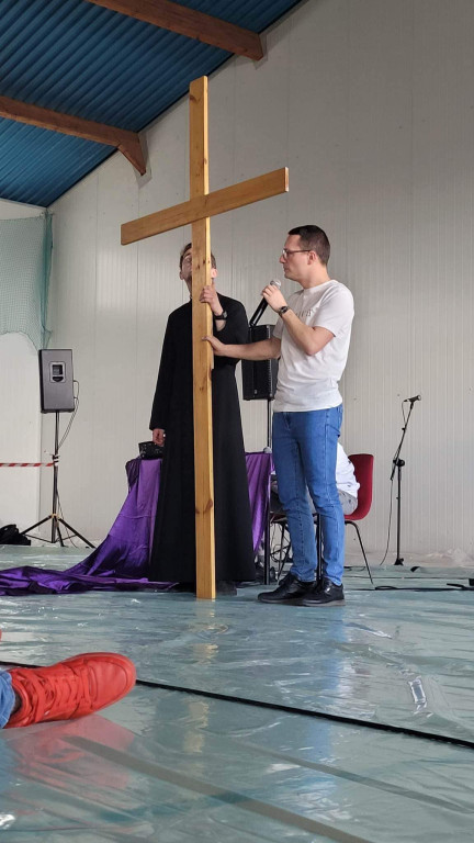 Rekolekcje w hali sportowej. Konecka młodzież przygotowywała się do świąt [zdjęcia]