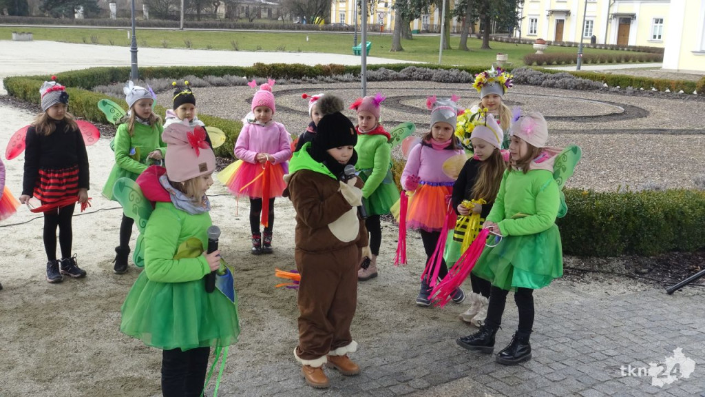 Wiosna, wiosna, ach to Ty! Przedszkolaki z Końskich przegoniły zimę! [wideo, zdjęcia]