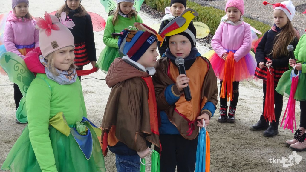 Wiosna, wiosna, ach to Ty! Przedszkolaki z Końskich przegoniły zimę! [wideo, zdjęcia]