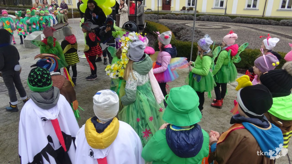 Wiosna, wiosna, ach to Ty! Przedszkolaki z Końskich przegoniły zimę! [wideo, zdjęcia]
