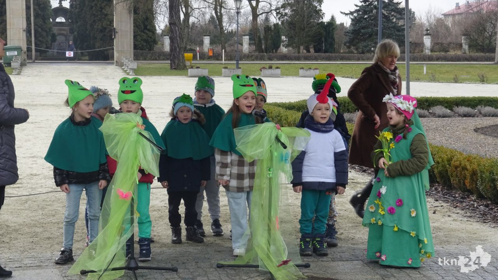 Wiosna, wiosna, ach to Ty! Przedszkolaki z Końskich przegoniły zimę! [wideo, zdjęcia]