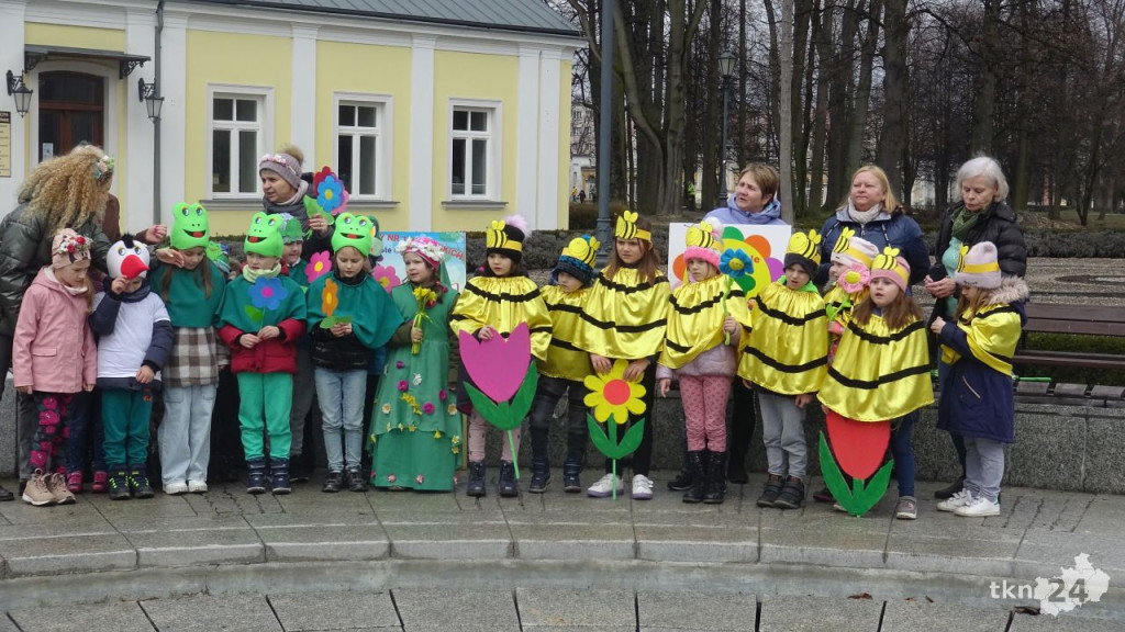 Wiosna, wiosna, ach to Ty! Przedszkolaki z Końskich przegoniły zimę! [wideo, zdjęcia]