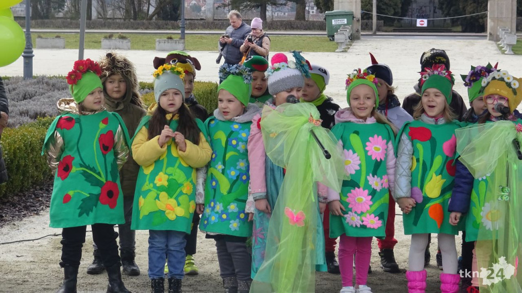 Wiosna, wiosna, ach to Ty! Przedszkolaki z Końskich przegoniły zimę! [wideo, zdjęcia]
