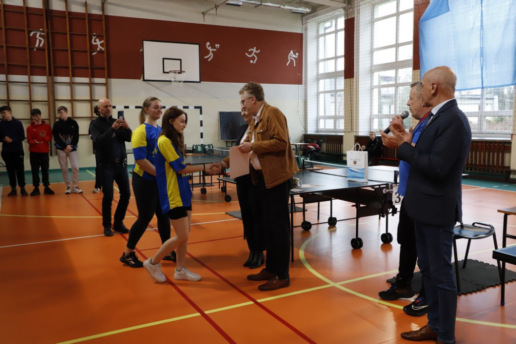 Dziewczyny z II LO najlepsze w tenisie stołowym [zdjęcia]