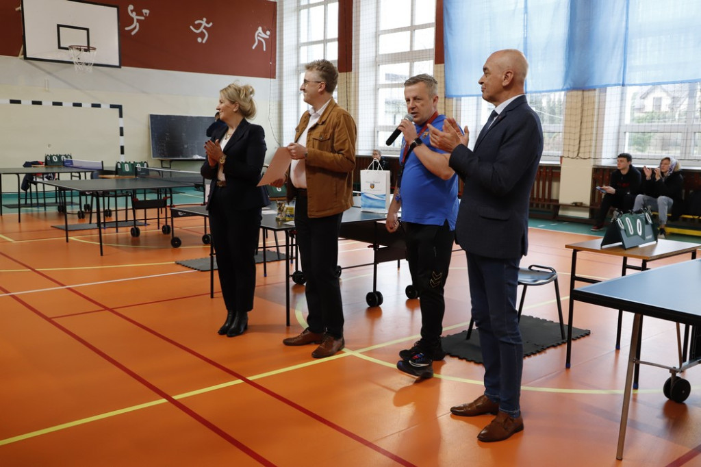 Dziewczyny z II LO najlepsze w tenisie stołowym [zdjęcia]