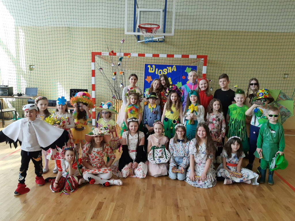 Pokaz mody, koszykówka i talent show na powitanie wiosny w Czermnie [zdjęcia]